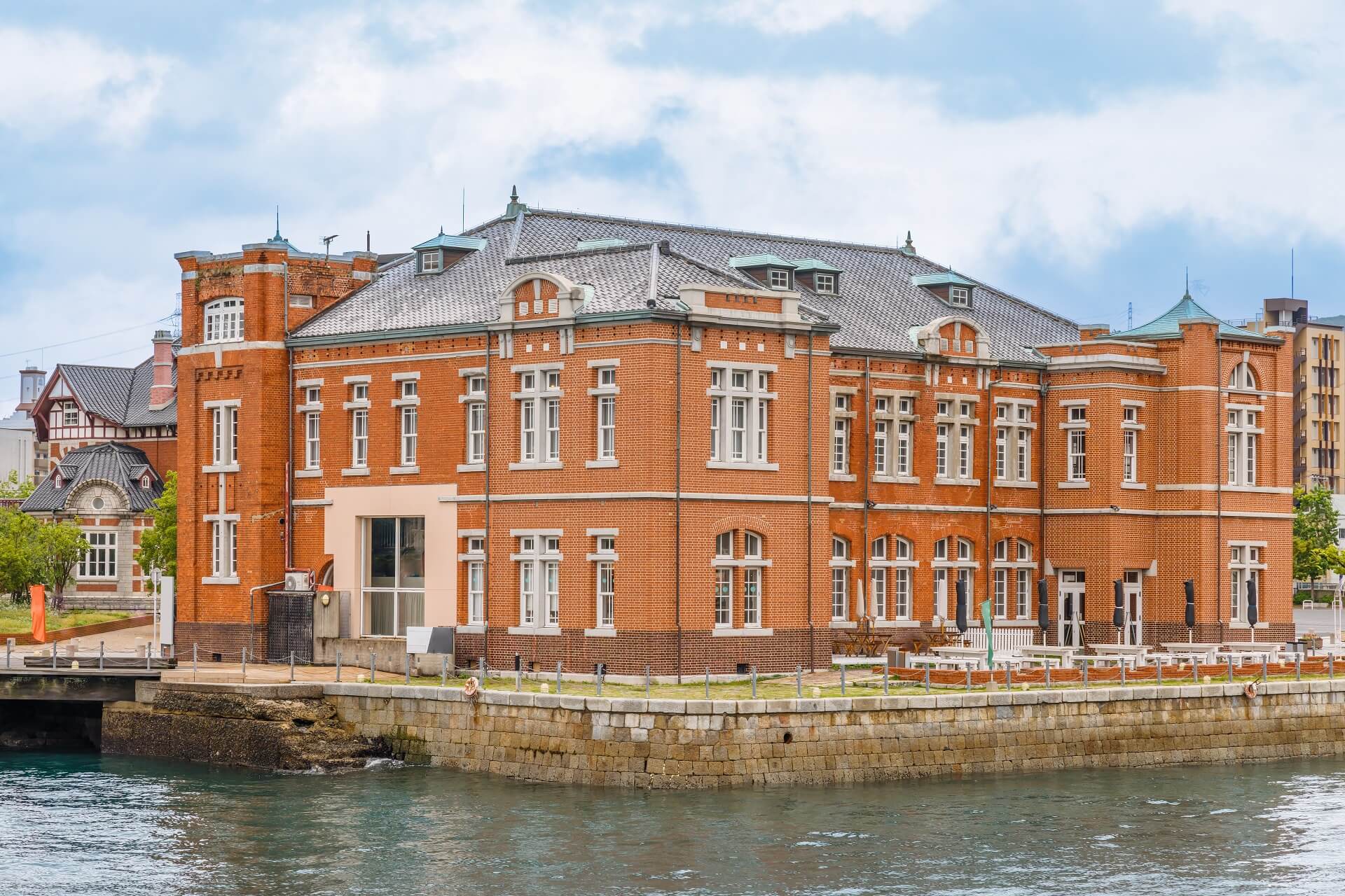 DeGevelKenners-klassiek-gebouw-aan-water